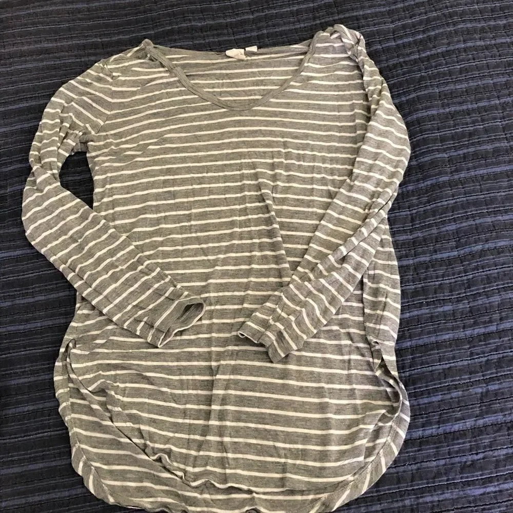 Gap long sleeve shirt gray and white size XS